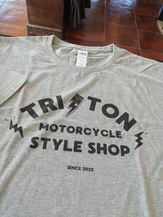 Camiseta con el nombre TRITON tienda de ropa local
