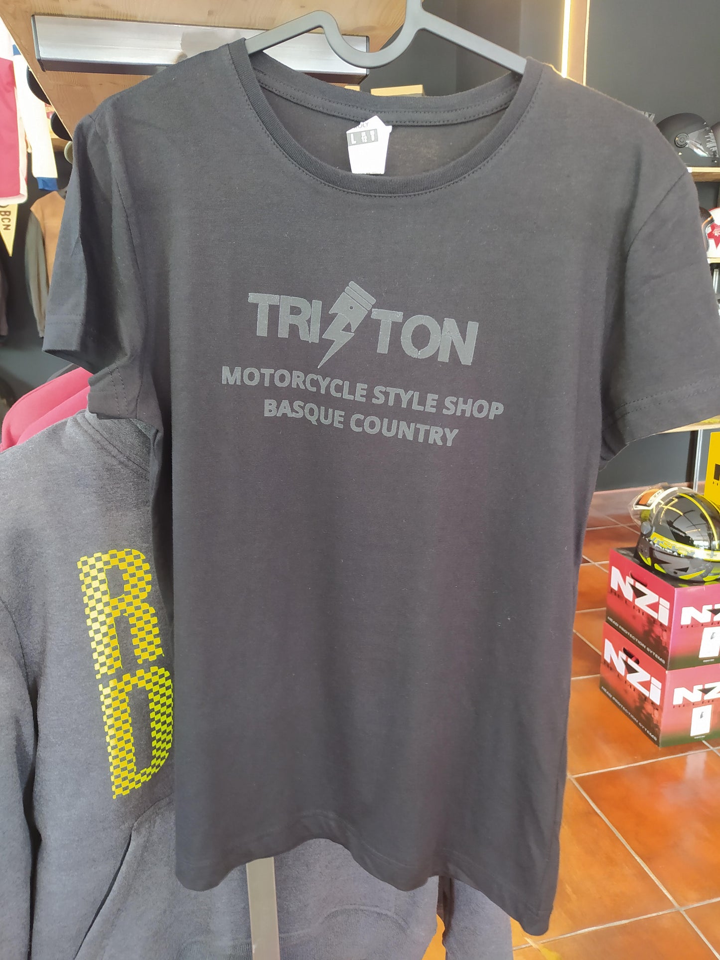 CAMISETA NEGRA TRITON